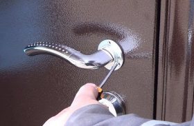 Замена дверной ручки металлической двери в Болхове