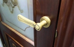 Установка дверной ручки в Болхове
