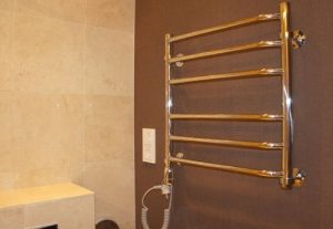 Установка электрического полотенцесушителя в ванной в Болхове